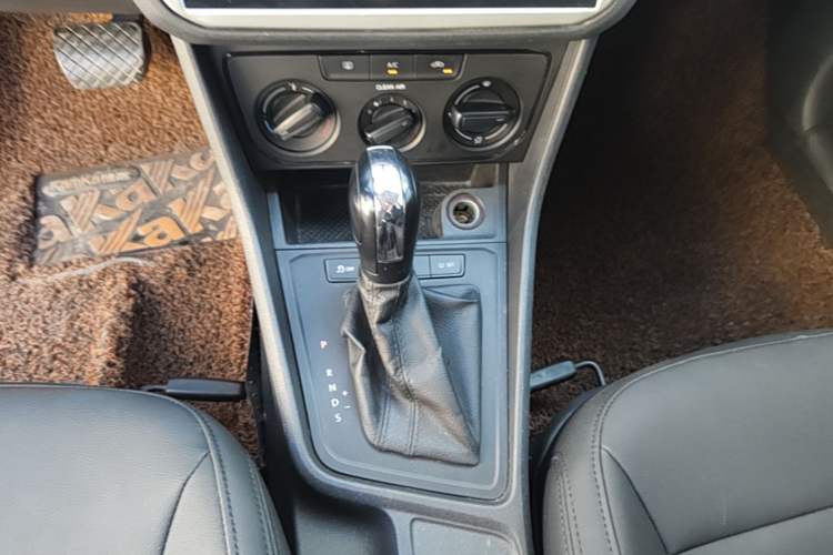Used Volkswagen Lavida 2015 1.6L Automatic Fashion Edition Gear Lever