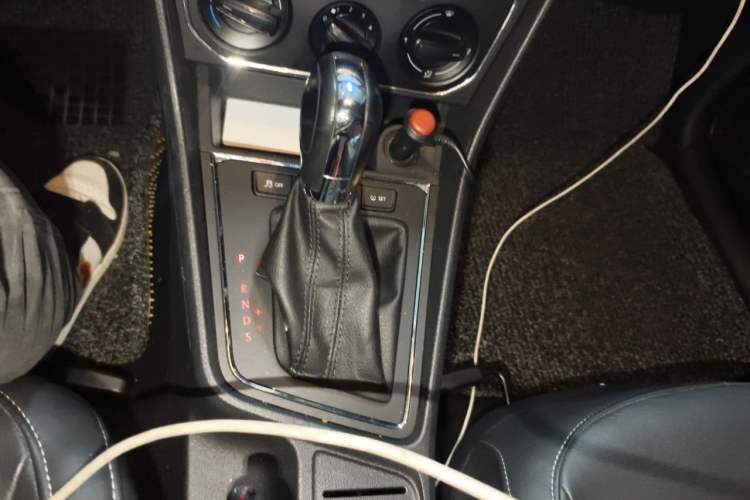Used Volkswagen Lavida 2015 1.6L Automatic Comfort Edition Gear Lever