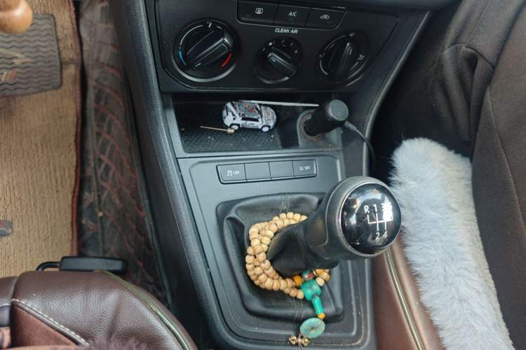 Used Volkswagen Lavida 2015 1.6L Manual Fashion Edition Gear Lever