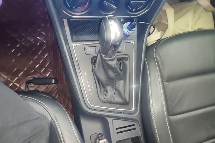 Used Volkswagen Lavida 2015 1.6L Automatic Comfort Edition Gear Lever