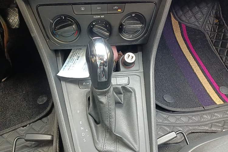 Used Volkswagen Lavida 2015 1.6L Automatic Fashion Edition Gear Lever