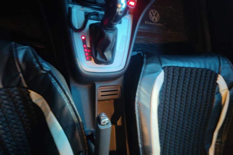Used Volkswagen Lavida 2015 1.6L Automatic Fashion Edition Gear Lever
