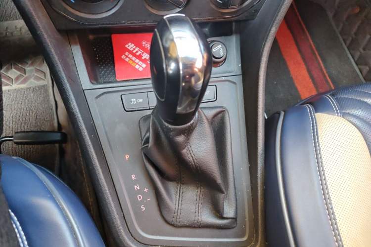 Used Volkswagen Lavida 2015 1.6L Automatic Fashion Edition Gear Lever