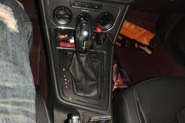 Used Volkswagen Lavida 2015 1.6L Automatic Comfort Edition Gear Lever