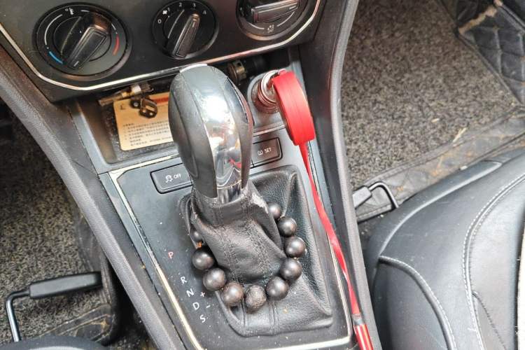 Used Volkswagen Lavida 2015 1.6L Automatic Comfort Edition Gear Lever