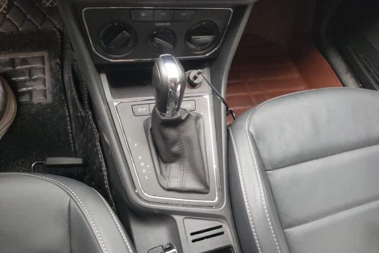 Used Volkswagen Lavida 2015 1.6L Automatic Comfort Edition Gear Lever