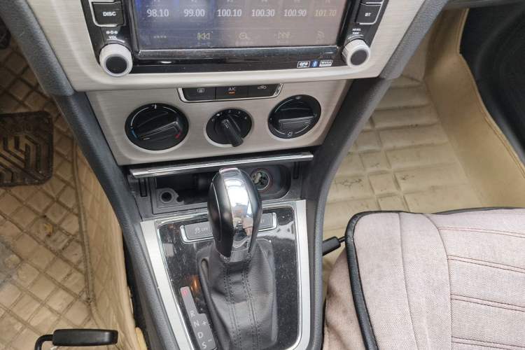 Used Volkswagen Lavida 2015 1.6L Automatic Comfort Edition Gear Lever