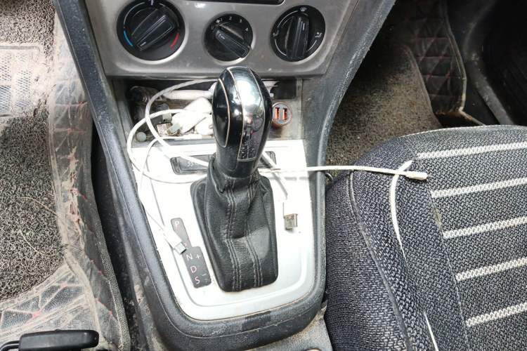 Used Volkswagen Lavida 2015 1.6L Automatic Fashion Edition Gear Lever