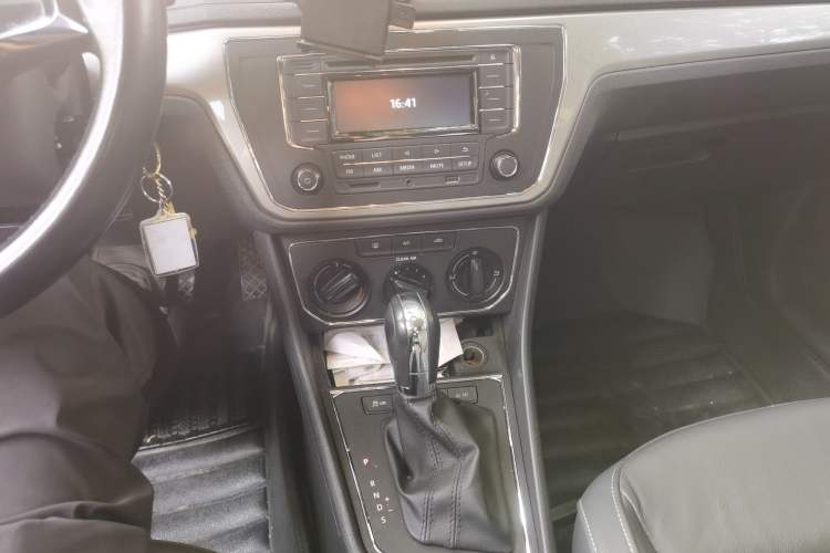 Used Volkswagen Lavida 2015 1.6L Automatic Comfort Edition Gear Lever