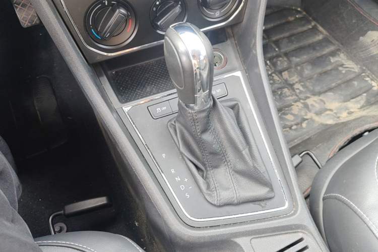 Used Volkswagen Lavida 2015 1.6L Automatic Comfort Edition Gear Lever