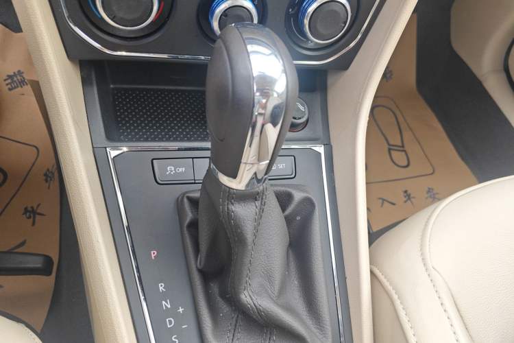 Used Volkswagen Lavida 2015 1.6L Automatic Comfort Edition Gear Lever