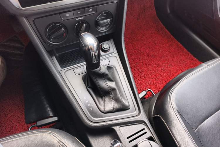 Used Volkswagen Lavida 2015 1.6L Automatic Fashion Edition Gear Lever