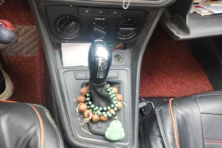 Used Volkswagen Lavida 2015 1.6L Automatic Fashion Edition Gear Lever