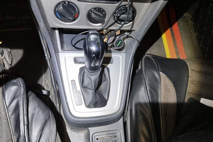 Used Volkswagen Lavida 2015 1.6L Automatic Fashion Edition Gear Lever