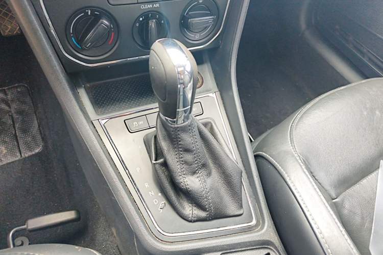 Used Volkswagen Lavida 2015 1.6L Automatic Comfort Edition Gear Lever