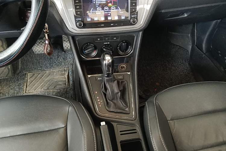 Used Volkswagen Lavida 2015 1.6L Automatic Comfort Edition Gear Lever