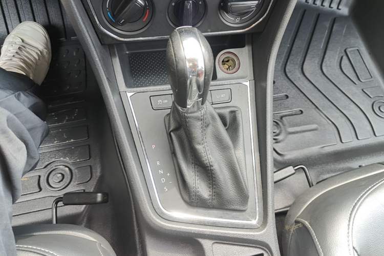 Used Volkswagen Lavida 2015 1.6L Automatic Comfort Edition Gear Lever