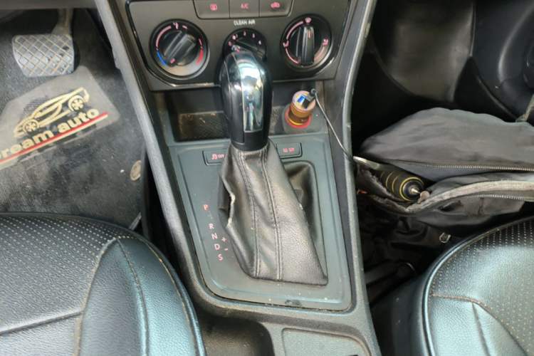 Used Volkswagen Lavida 2015 1.6L Automatic Fashion Edition Gear Lever