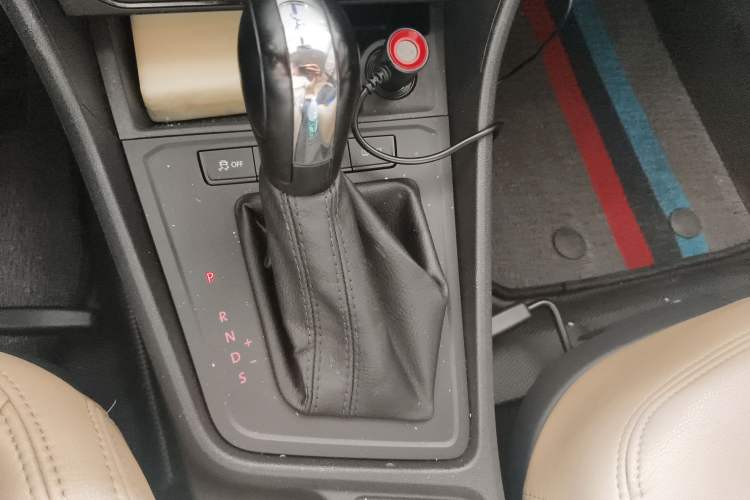 Used Volkswagen Lavida 2015 1.6L Automatic Fashion Edition Gear Lever