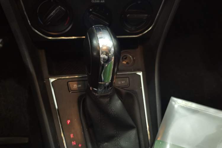 Used Volkswagen Lavida 2015 1.6L Automatic Comfort Edition Gear Lever