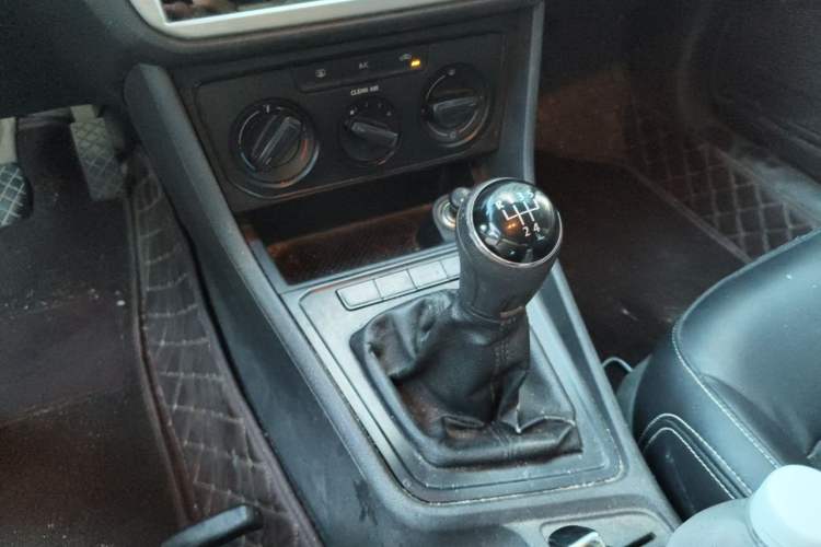 Used Volkswagen Lavida 2015 1.6L Manual Fashion Edition Gear Lever