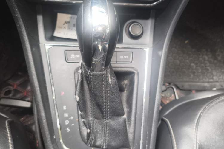 Used Volkswagen Lavida 2015 1.6L Automatic Comfort Edition Gear Lever