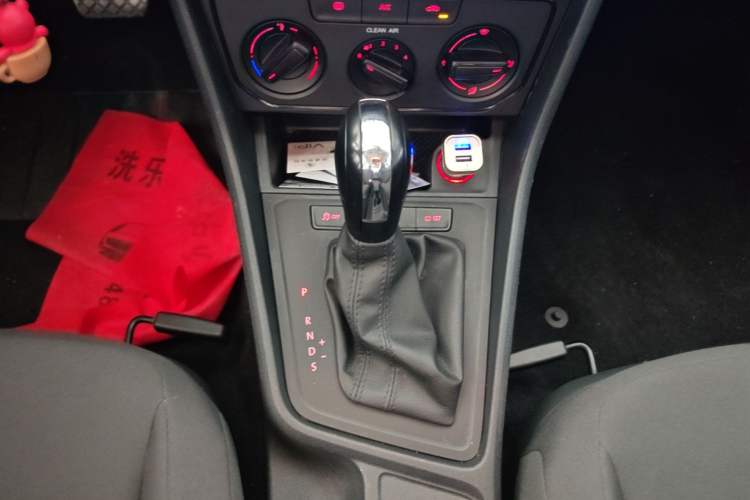 Used Volkswagen Lavida 2015 1.6L Automatic Fashion Edition Gear Lever