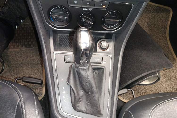 Used Volkswagen Lavida 2015 230TSI DSG Comfort Edition Gear Lever