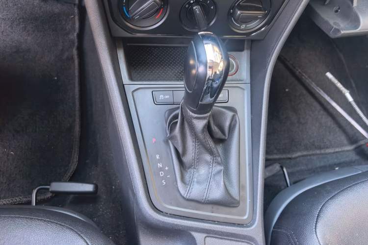 Used Volkswagen Lavida 2015 1.6L Automatic Fashion Edition Gear Lever