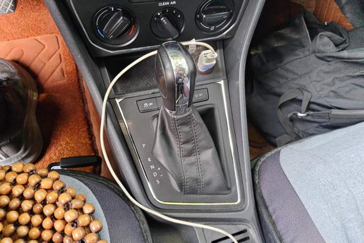 Used Volkswagen Lavida 2015 1.6L Automatic Comfort Edition Gear Lever
