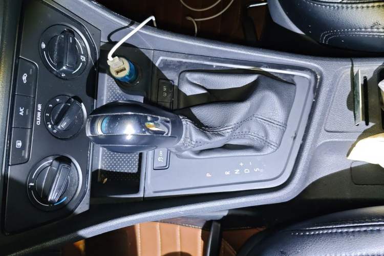 Used Volkswagen Lavida 2015 1.6L Automatic Fashion Edition Gear Lever