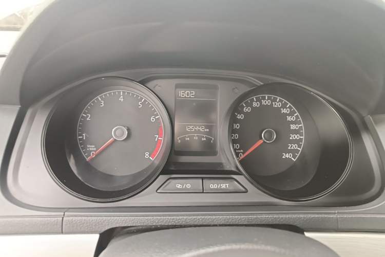 Used Volkswagen Lavida 2015 1.6L Automatic Fashion Edition Instrument Cluster