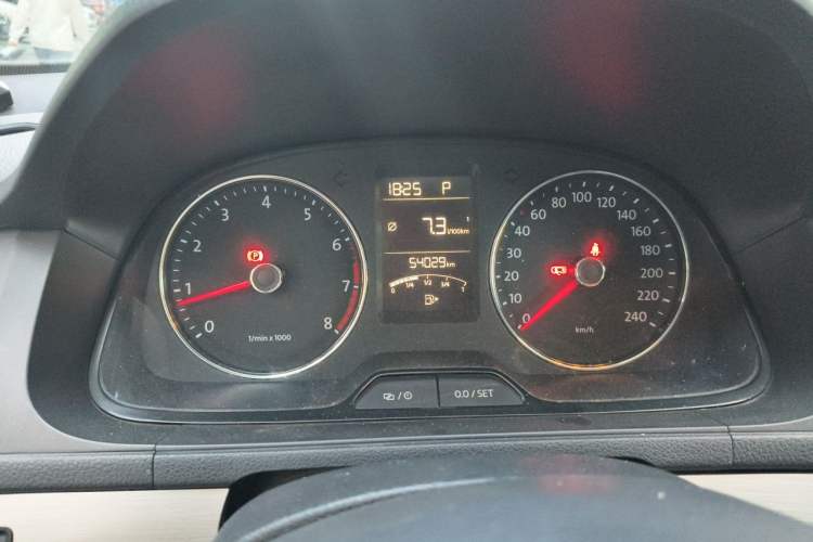 Used Volkswagen Lavida 2015 1.6L Automatic Comfort Edition Instrument Cluster