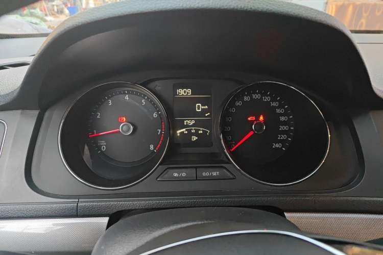 Used Volkswagen Lavida 2015 1.6L Manual Comfort Edition Instrument Cluster