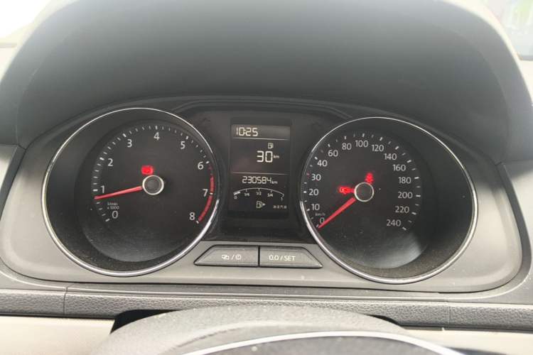 Used Volkswagen Lavida 2015 1.6L Manual Comfort Edition Instrument Cluster