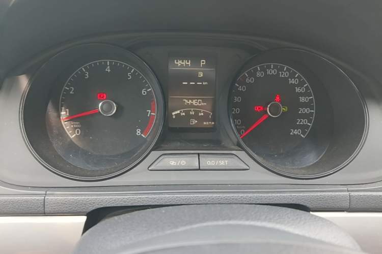 Used Volkswagen Lavida 2015 1.6L Automatic Fashion Edition Instrument Cluster