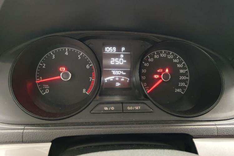 Used Volkswagen Lavida 2015 1.6L Automatic Fashion Edition Instrument Cluster