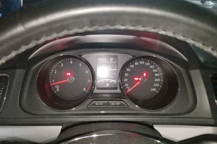 Used Volkswagen Lavida 2015 1.6L Automatic Comfort Edition Instrument Cluster
