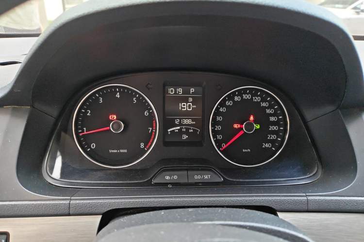 Used Volkswagen Lavida 2015 1.6L Automatic Comfort Edition Instrument Cluster