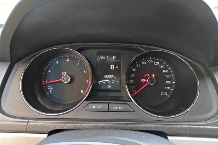 Used Volkswagen Lavida 2015 1.6L Automatic Comfort Edition Instrument Cluster