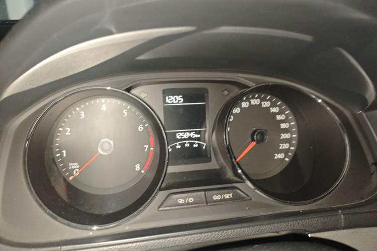 Used Volkswagen Lavida 2015 1.6L Manual Comfort Edition Instrument Cluster