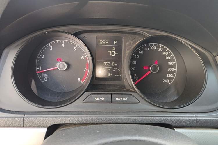 Used Volkswagen Lavida 2015 1.6L Automatic Fashion Edition Instrument Cluster