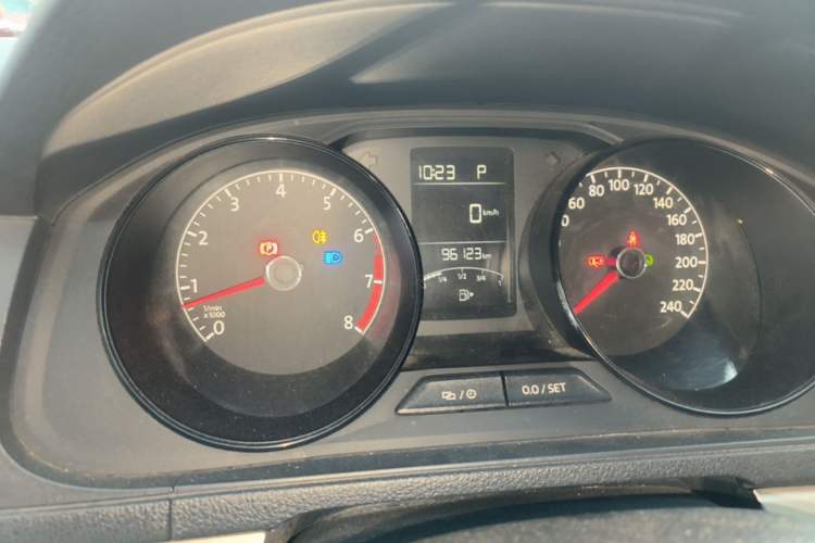 Used Volkswagen Lavida 2015 1.6L Automatic Fashion Edition Instrument Cluster
