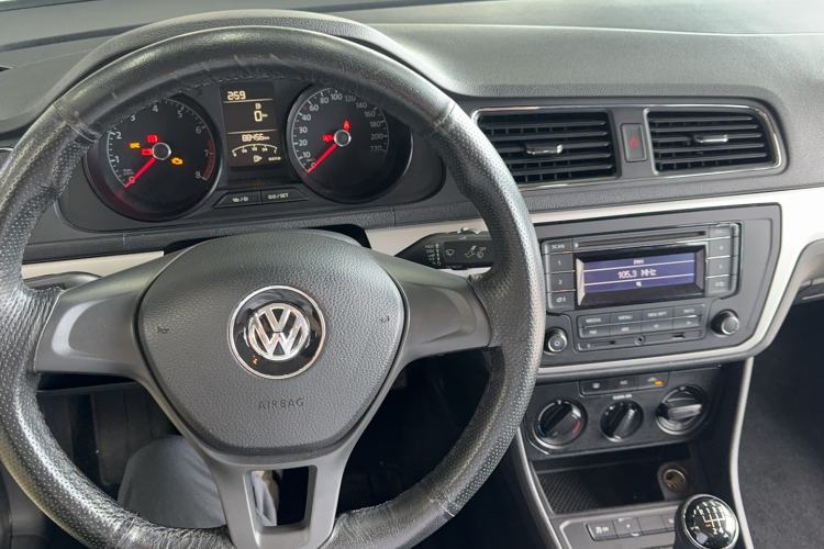 Used Volkswagen Lavida 2015 1.6L Manual Fashion Edition Interior 1