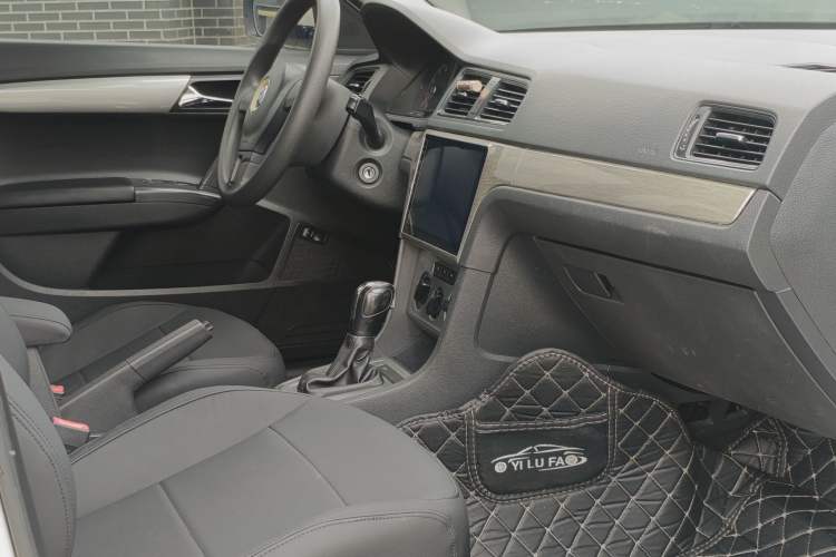 Used Volkswagen Lavida 2015 1.6L Automatic Fashion Edition Interior 1