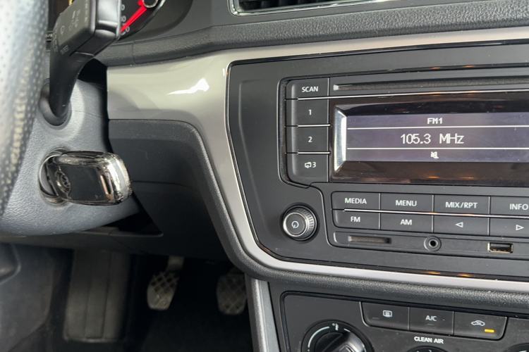 Used Volkswagen Lavida 2015 1.6L Manual Fashion Edition Interior 2