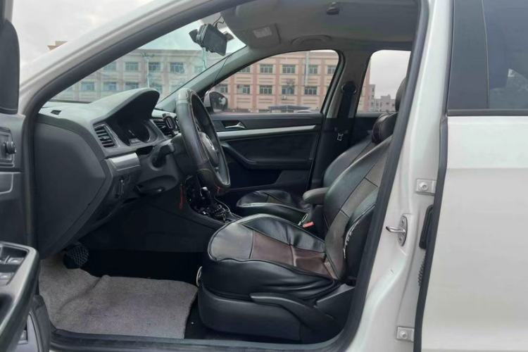 Used Volkswagen Lavida 2015 1.6L Automatic Fashion Edition Interior 2