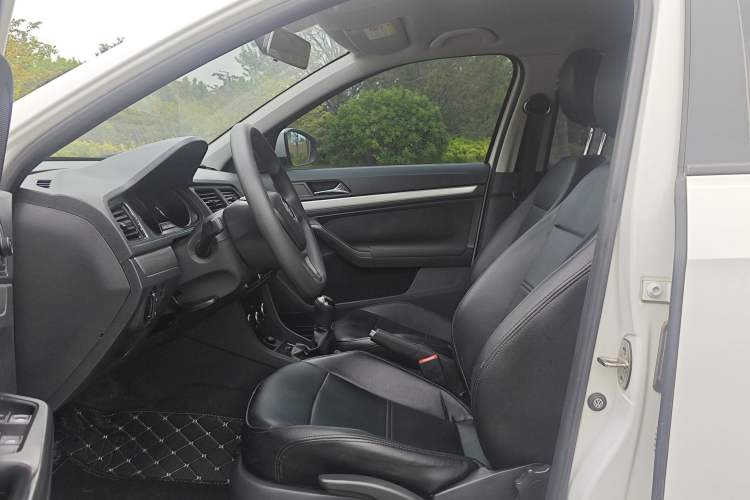 Used Volkswagen Lavida 2015 1.6L Manual Fashion Edition Interior 2