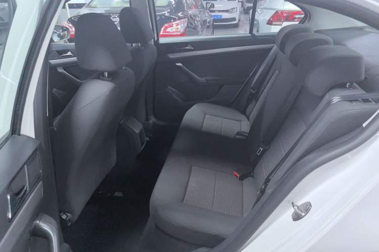 Used Volkswagen Lavida 2015 1.6L Automatic Fashion Edition Interior 2