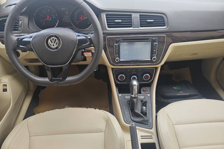 Used Volkswagen Lavida 2015 1.6L Automatic Comfort Edition Interior 2